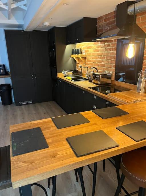 Newly Renovated Stunning Warehouse Apartment Bournemouth Bagian luar foto