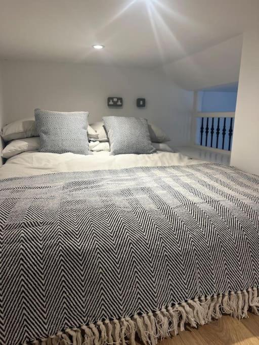 Newly Renovated Stunning Warehouse Apartment Bournemouth Bagian luar foto