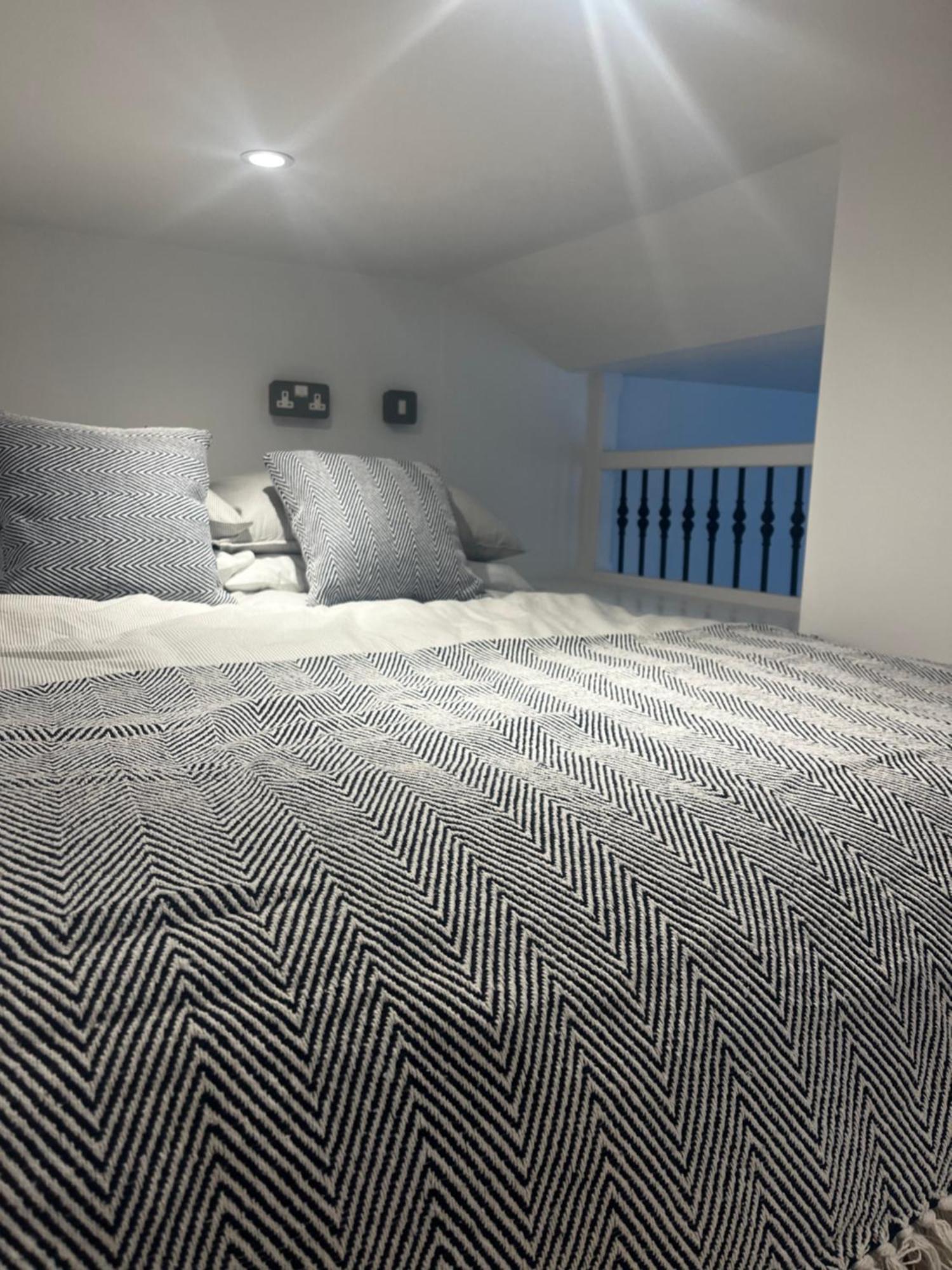 Newly Renovated Stunning Warehouse Apartment Bournemouth Bagian luar foto